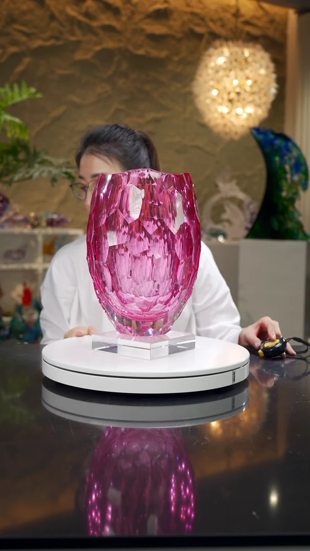 福利金红色不规则花瓶
