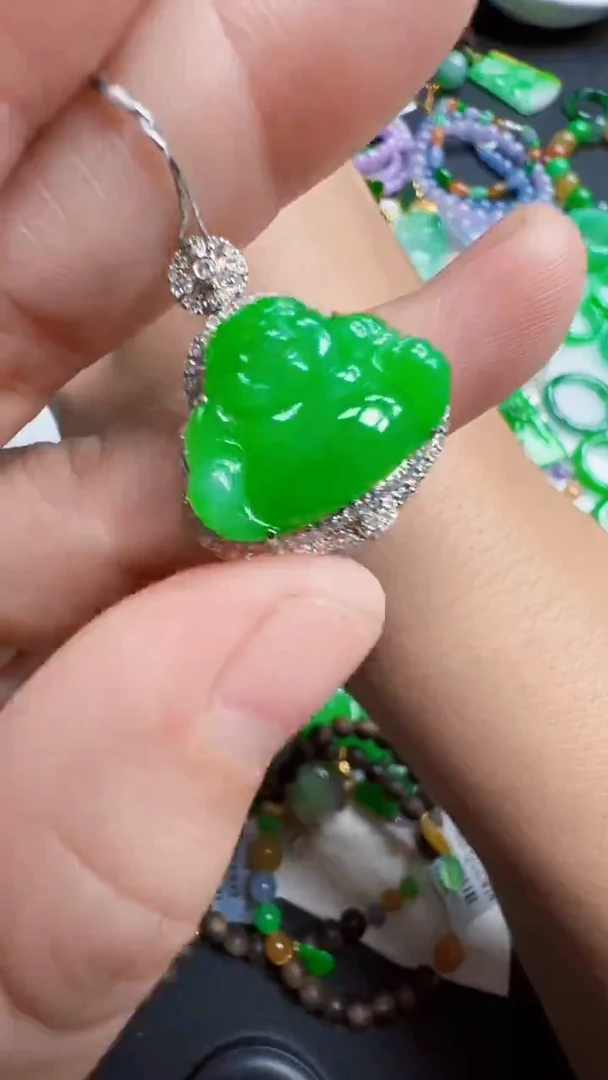 颈饰18K金镶嵌翡翠佛