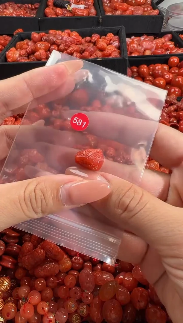 南红玛瑙未镶嵌颈饰1