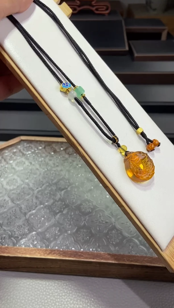 琥珀颈饰未镶嵌炎*龙宝宝吊坠