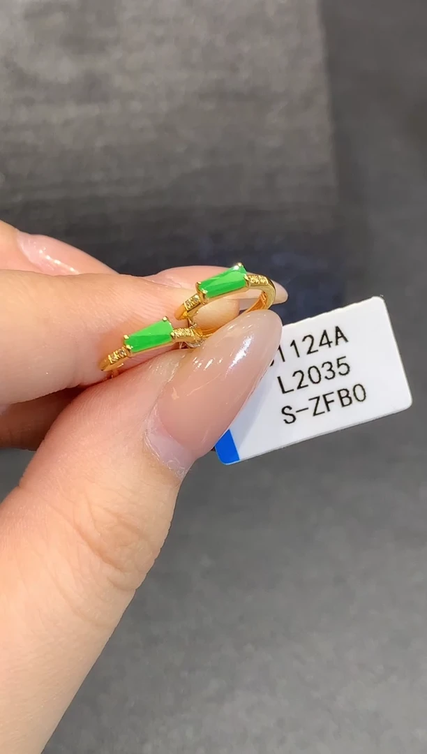 18K金镶嵌翡翠耳饰L多样性发其一