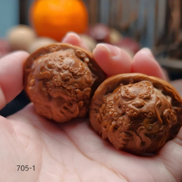 新精品必入三回 文玩核桃雕刻手把件山水瑞兽