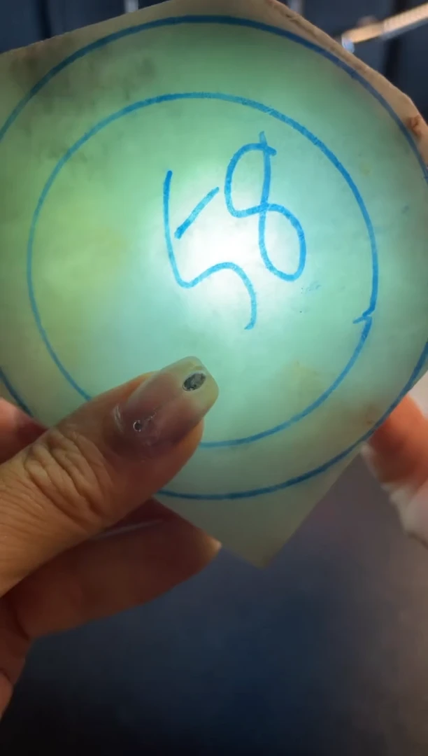 翡翠未镶嵌颈饰?*莎翡翠