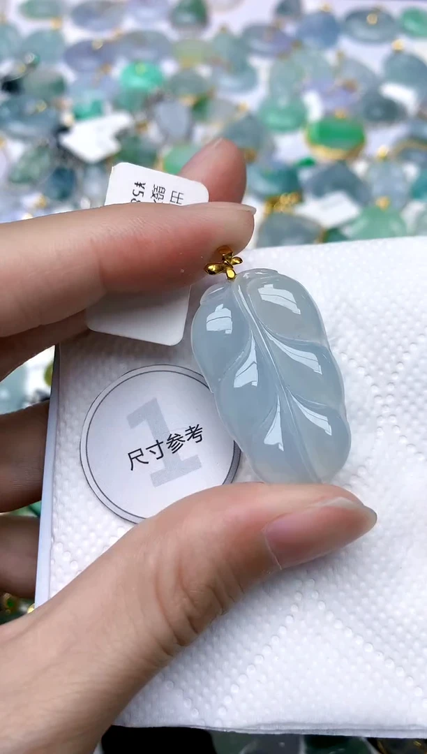 颈饰18K金镶嵌翡翠天然A货翡翠