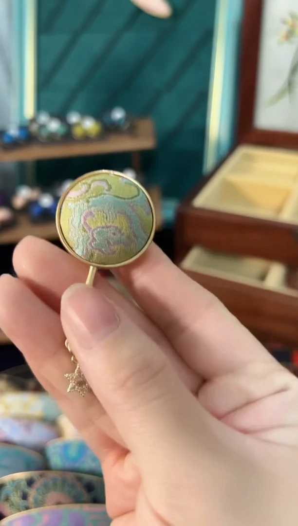 【闪购商品】【一物一拍初五发】蔓草圆心胸针AAA