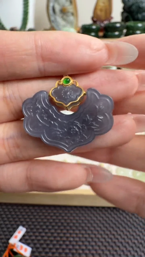 颈饰18K金镶嵌和田玉挂件