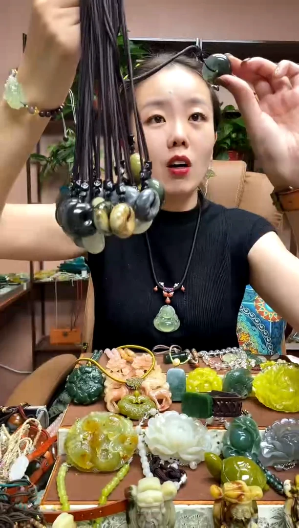 未镶嵌岫玉吊坠多样性发货发其中之一