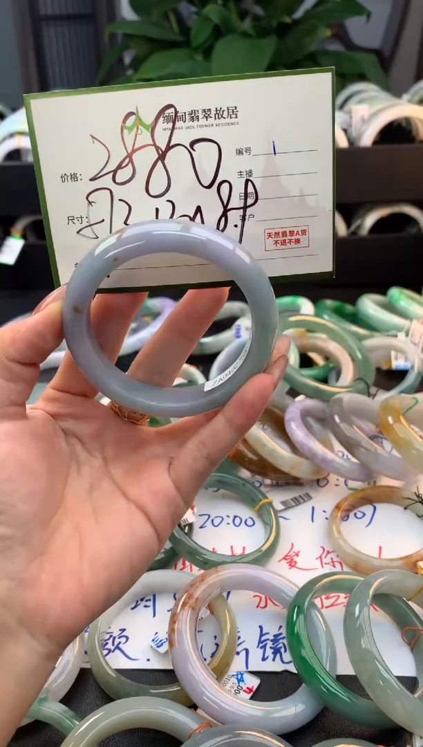 未镶嵌定制翡翠毛货需精细抛光+多人