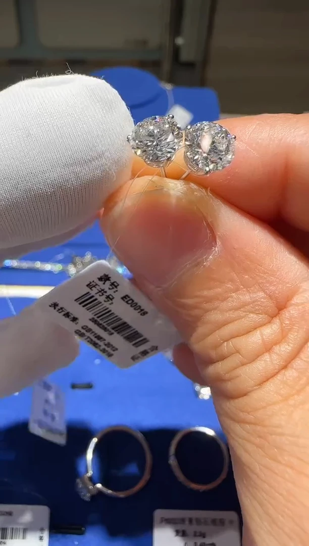 18K金镶嵌实验室培育钻石耳饰三爪耳钉