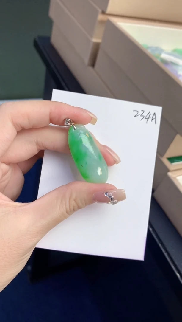 颈饰18K金镶嵌翡翠天然缅甸a货翡翠