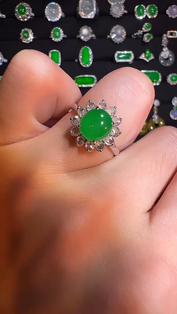 18K金镶嵌挂件翡翠戒指