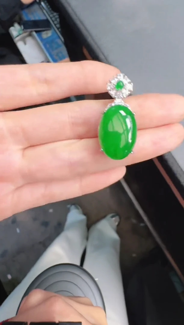 未镶嵌定制翡翠A货有轻微色差属于正常现象，鸽子蛋1