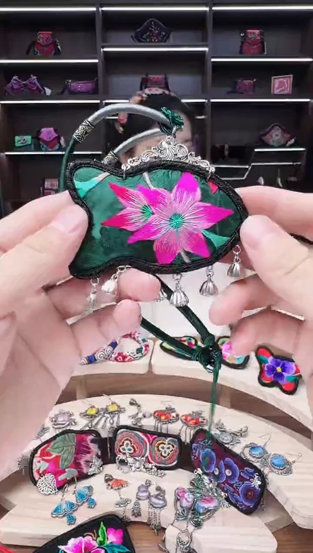 织绣28蒙阿苏苗绣传承店