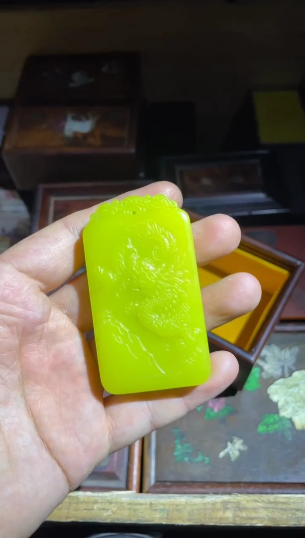 天然玉石未镶嵌颈饰豆青色双面工龙牌1件