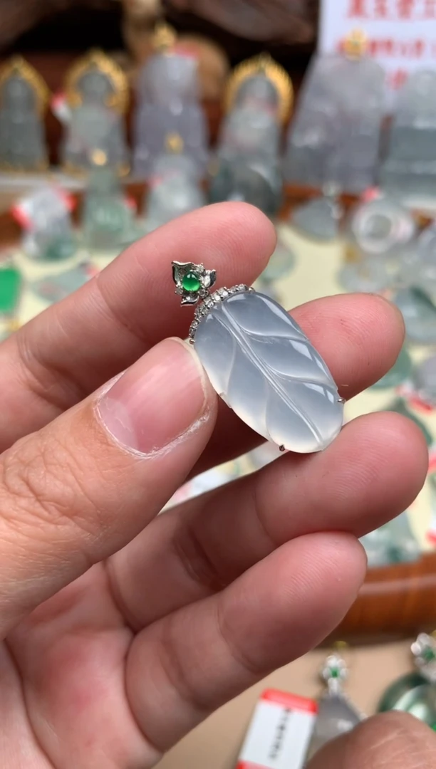 【闪购商品】翡翠颈饰18K金镶嵌叶子