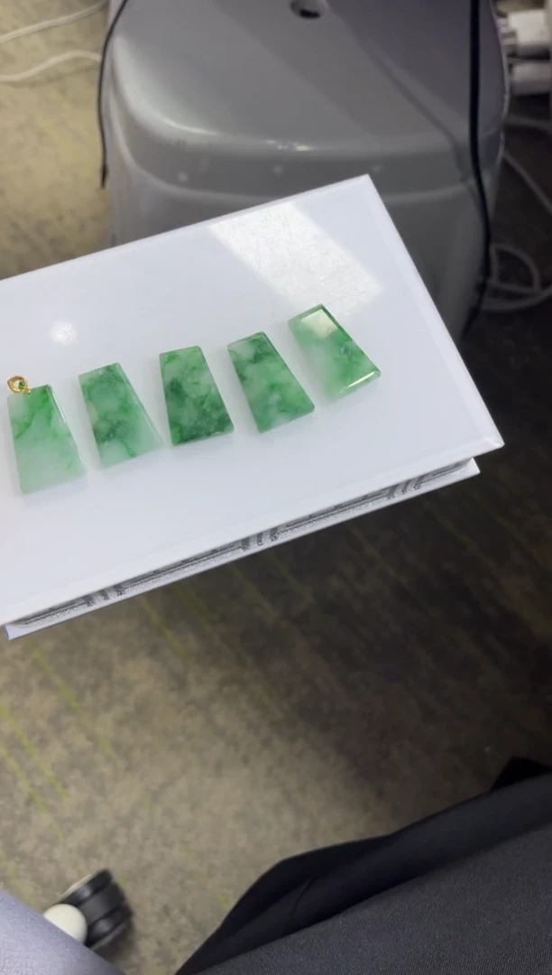 颈饰18K金镶嵌翡翠K307/多样性发一件/配绳子