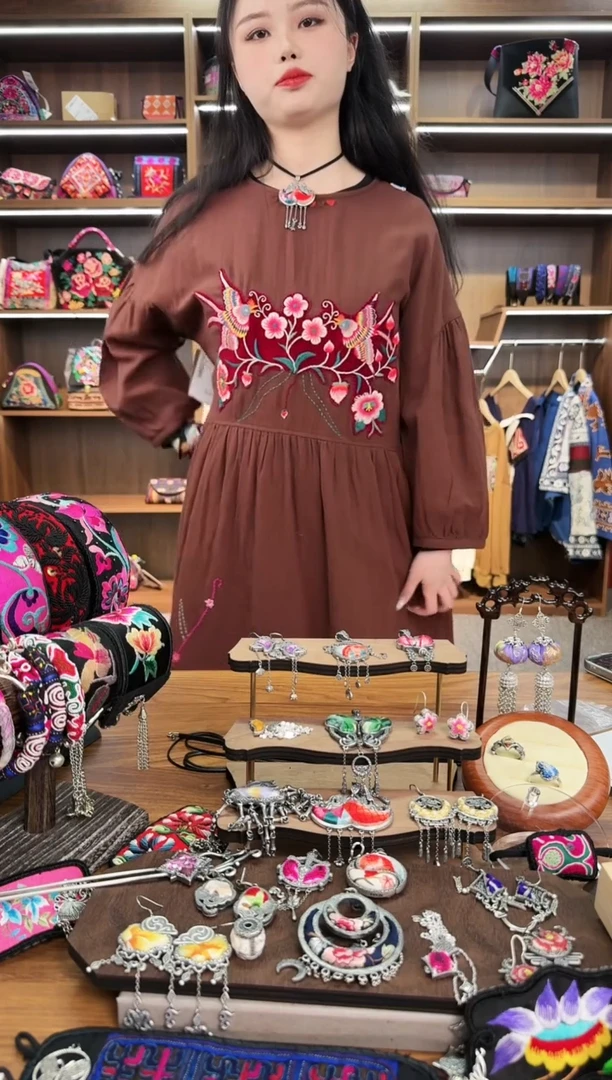 【闪购商品】织绣A45蒙阿苏苗绣传承