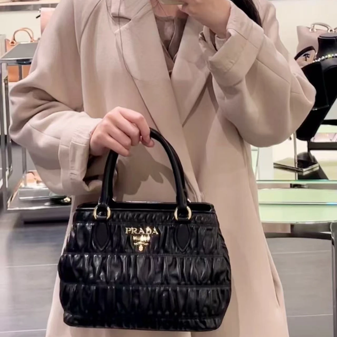 99新 Prada/普拉达 坤球奢选 普拉达全皮黑金褶皱斜挎包