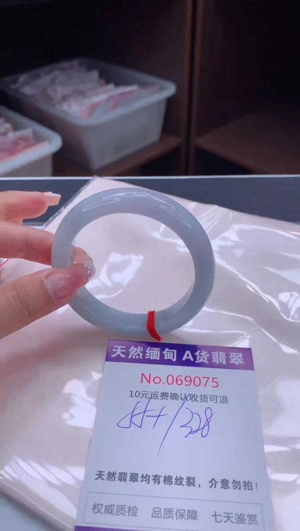 翡翠手镯未镶嵌有纹，完美者勿拍