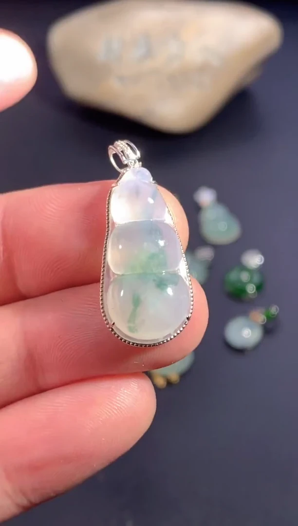 颈饰18K金镶嵌翡翠