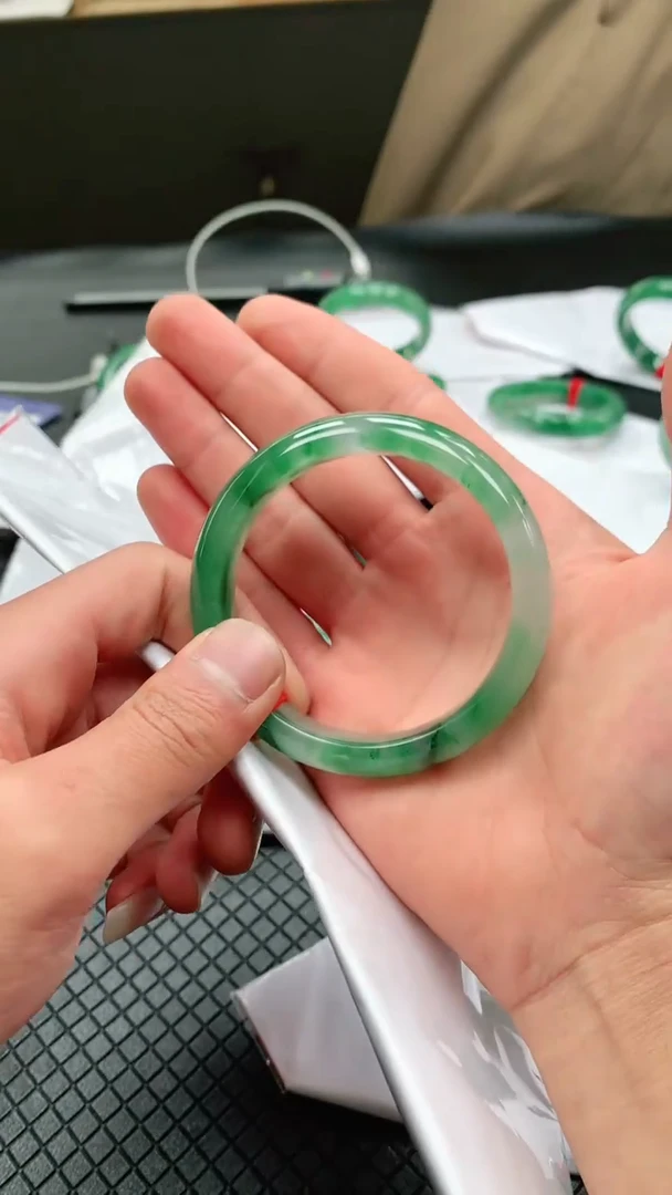 【闪购商品】石英质玉手镯未镶嵌冰飘花手镯