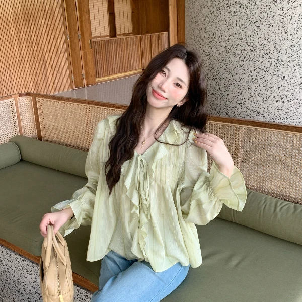 Berry 喜你而欢大庞定制 v领绿色荷叶边衬衫女宽松法式喇叭袖上衣