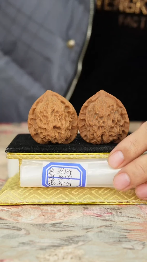 【闪购商品】文玩核桃把件梨木台