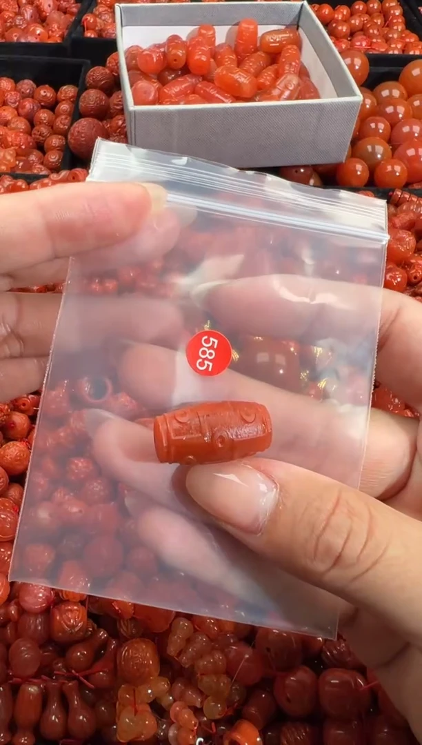 南红玛瑙未镶嵌颈饰1