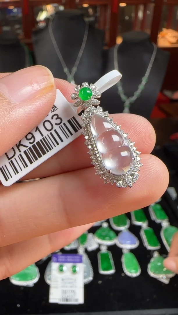 颈饰18K金镶嵌翡翠DK9103冰豆豆