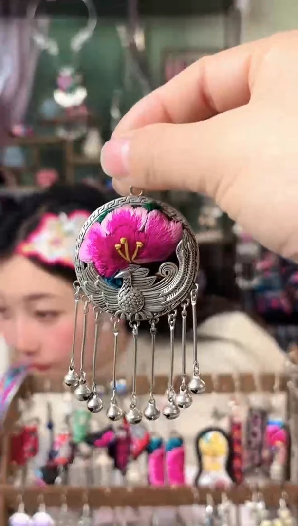 彩云南阁非遗老绣饰品240