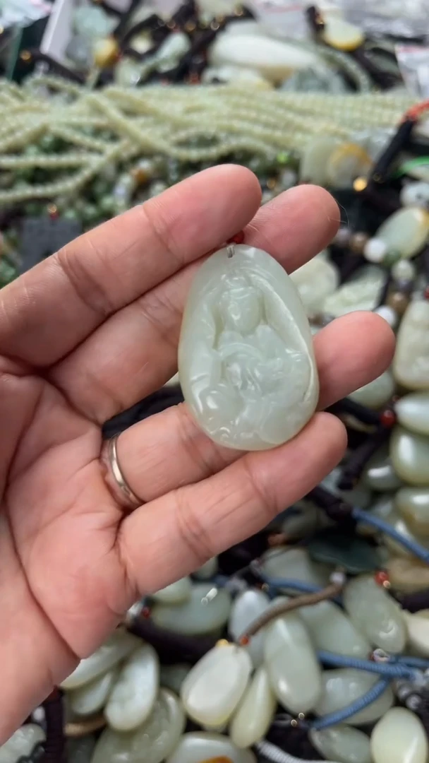 颈饰未镶嵌和田玉（多样性发一件）没有证书有瑕