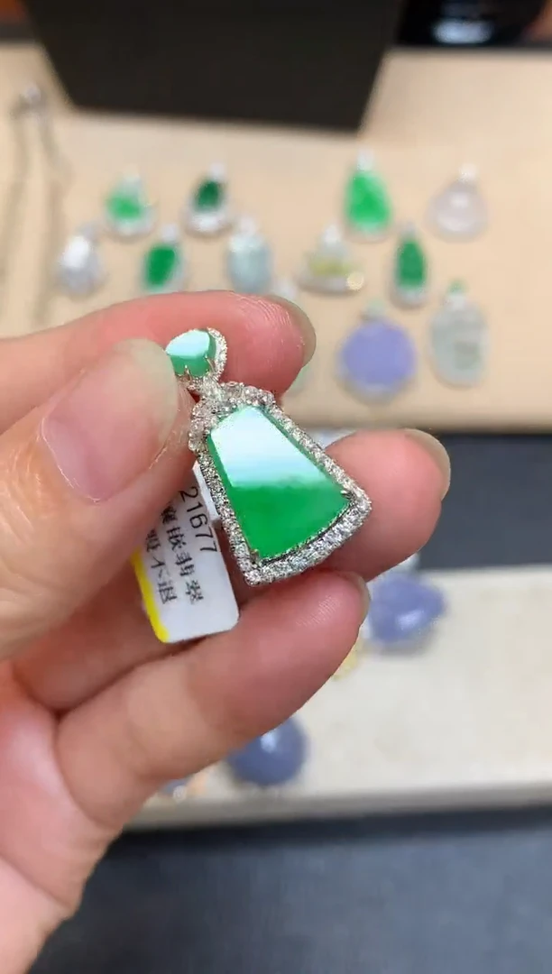 颈饰18K金镶嵌翡翠无事牌【无服务费