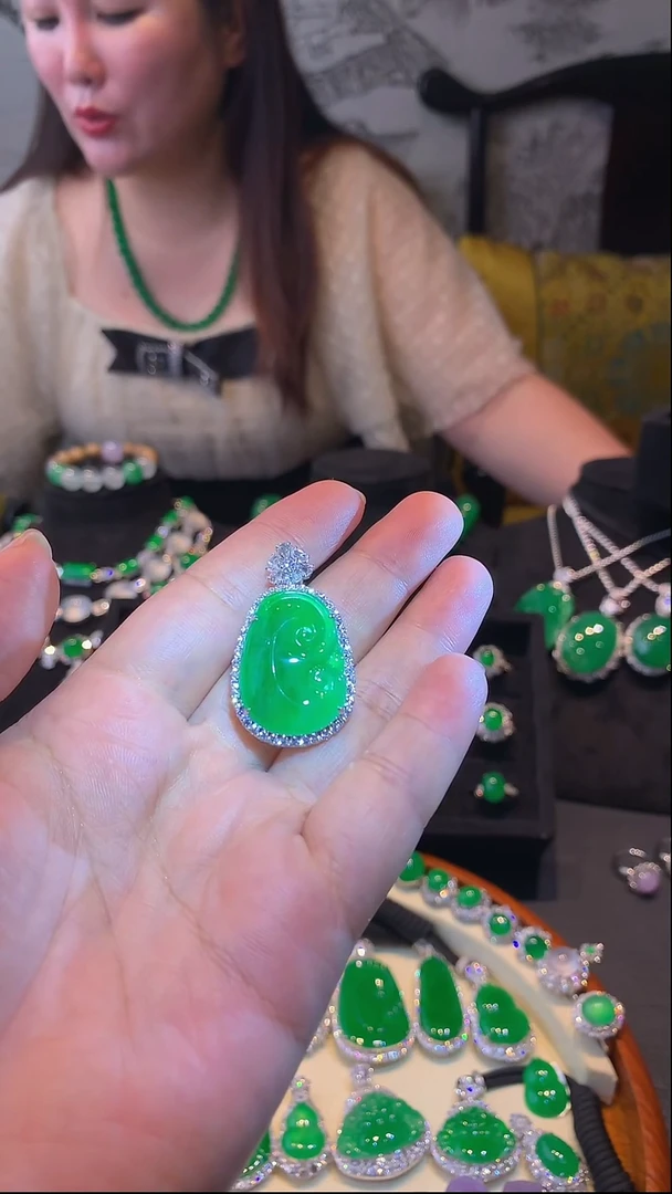 颈饰18K金镶嵌翡翠吊坠