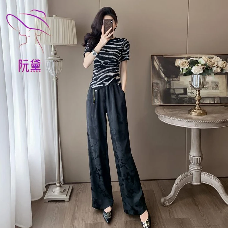 阮黛高级感宽松运动套装女夏时髦洋气显瘦斑马纹上衣阔腿裤两件套