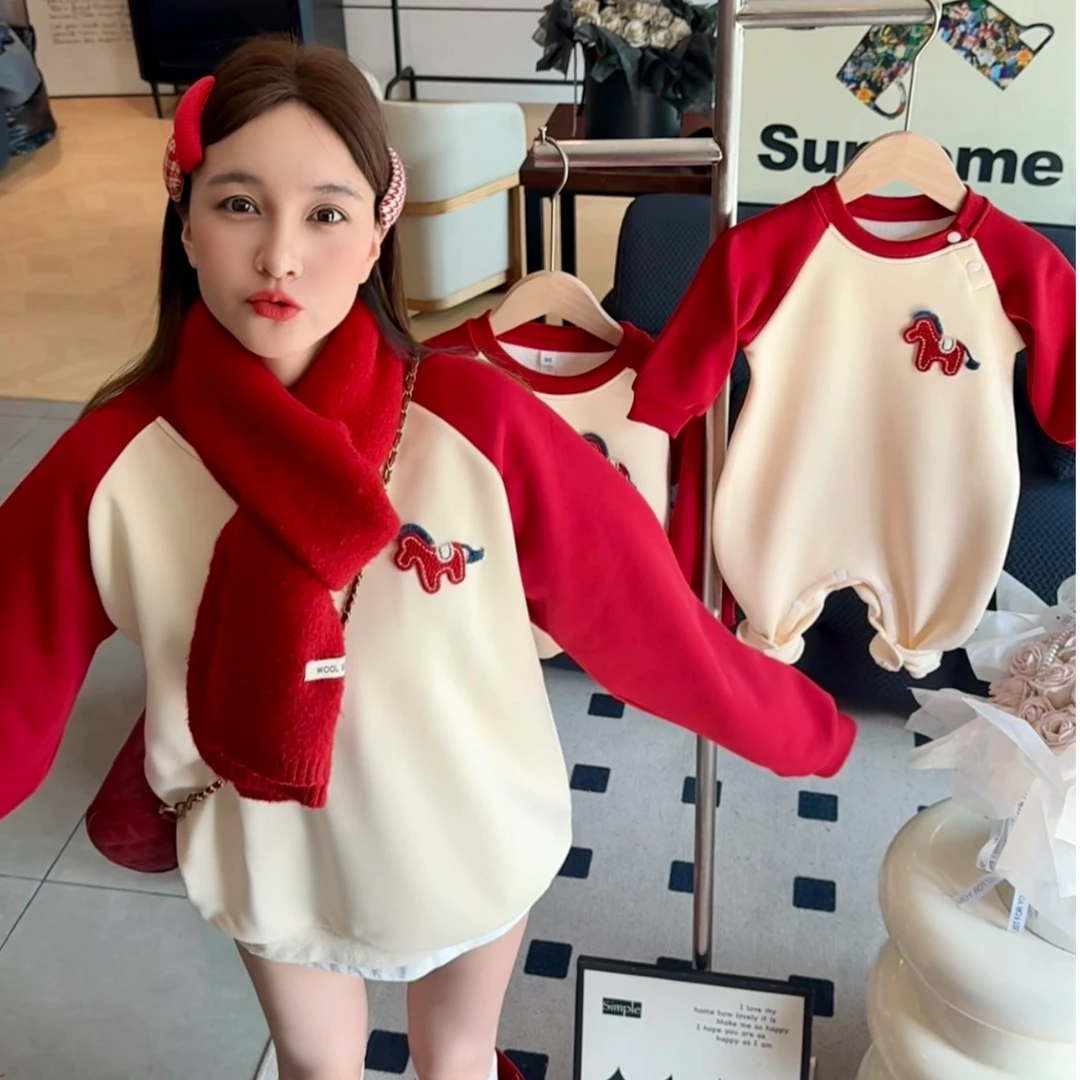 [拼色小马]2026一家三口亲子装红色宽松卫衣婴儿爬服连体衣加绒