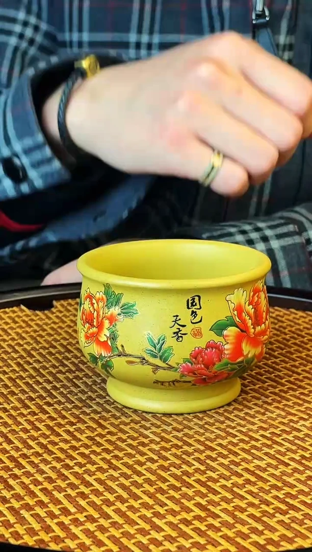 国色天香 珐琅彩黄金段泥主人杯