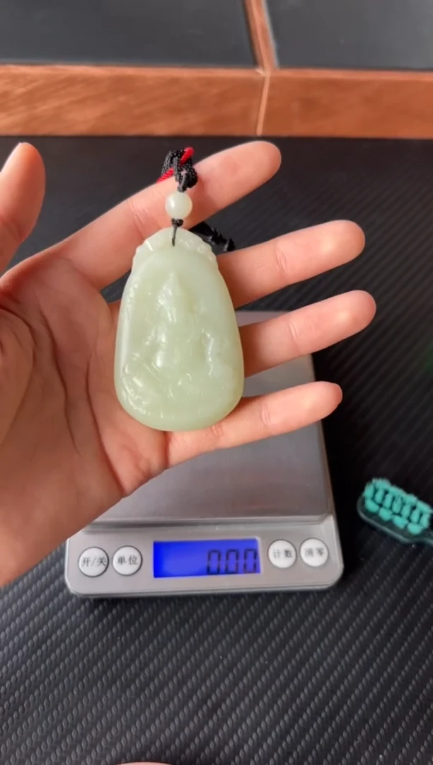 【闪购商品】和田玉吊坠(赠链)未镶嵌且末微色差迪克兰二细