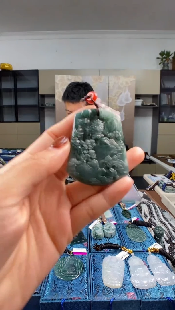 颈饰未镶嵌翡翠  多样性发其一