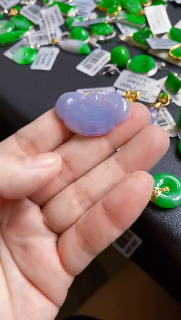 翡翠未镶嵌颈饰如意