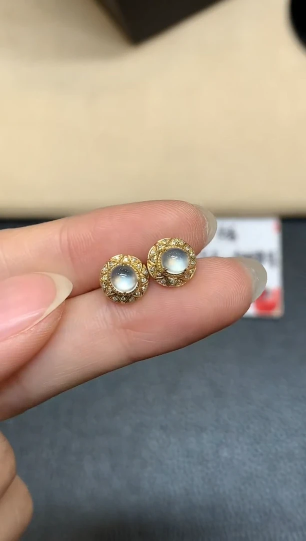 18K金镶嵌翡翠耳饰【无鉴赏期】蛋面【无服务费