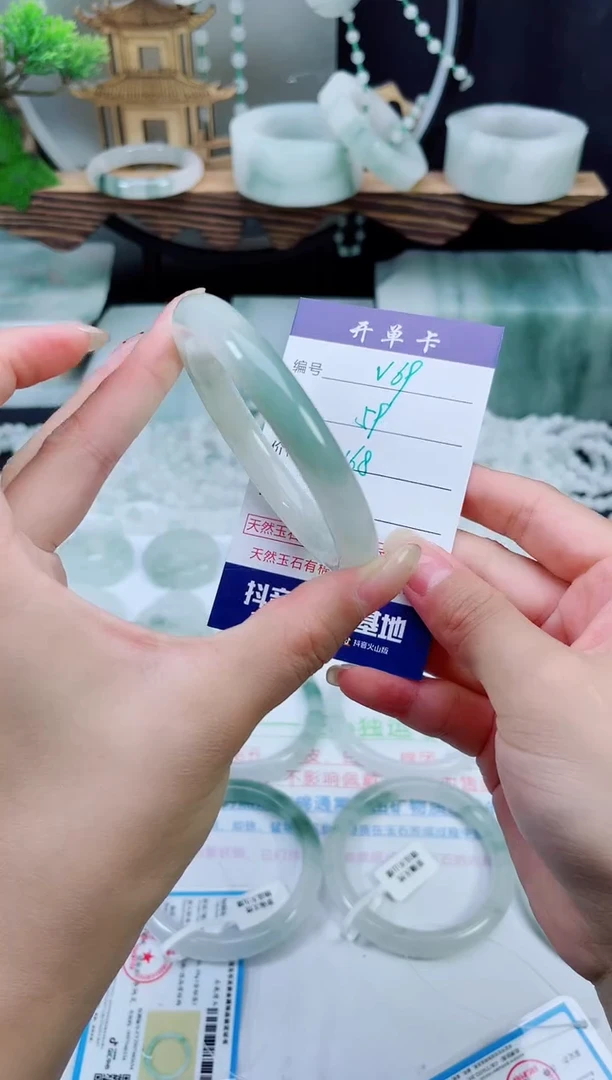 未镶嵌手镯石英质玉（天山翠）68