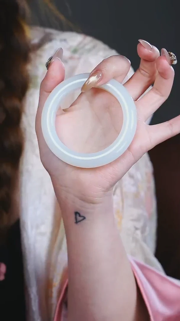 未镶嵌手镯和田玉手***背和田玉手镯