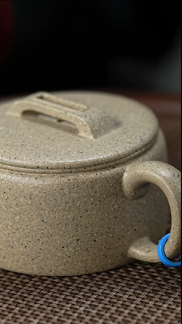 茶壶紫砂马蹄嘴汉瓦-黑段-全手工微微瑕