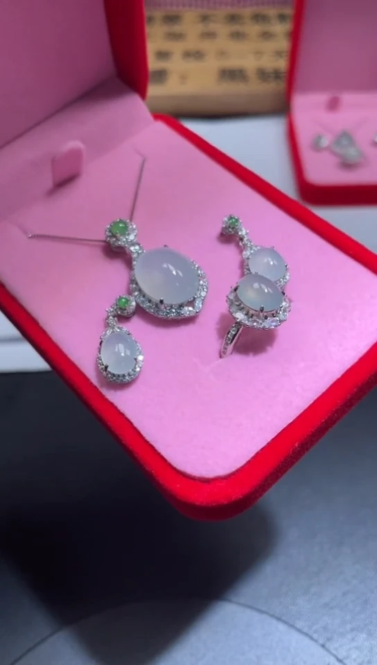 翡翠挂件银S925镶嵌牛*皇翡翠A货