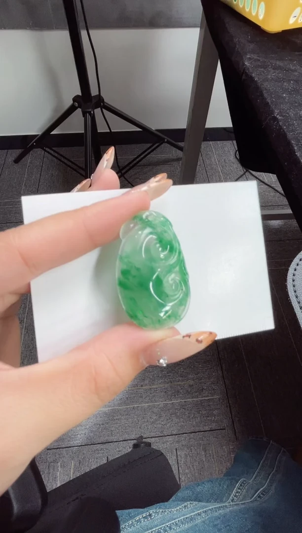 吊坠(赠链)未镶嵌石英质玉（非洲翠）30.148如意