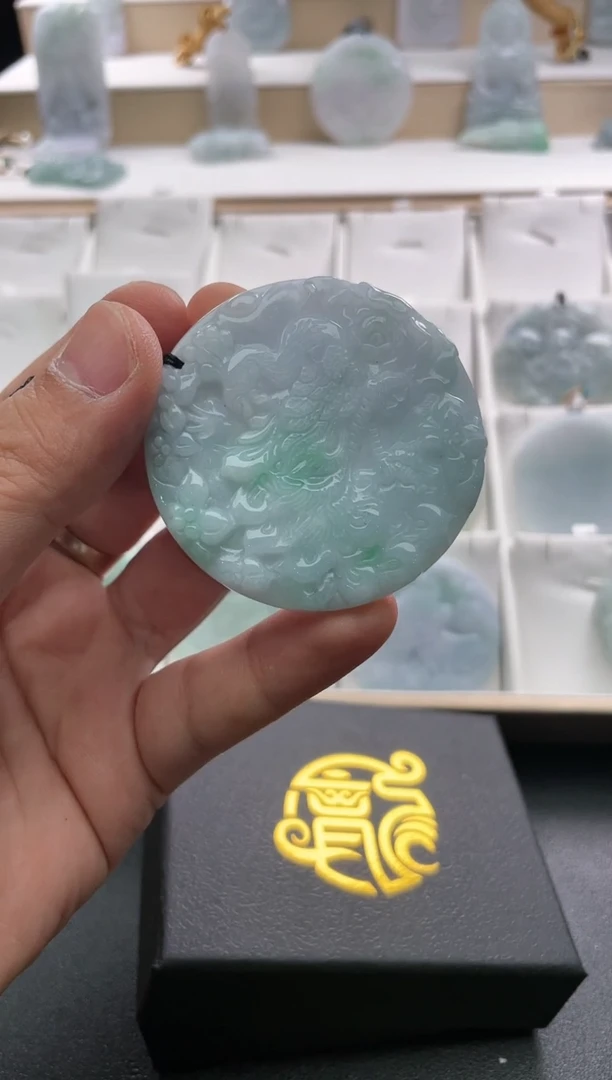 翡翠未镶嵌颈饰..../4/26/ 95