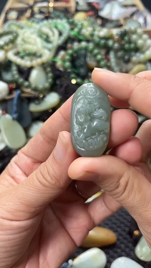 和田玉未镶嵌颈饰（多样性发一件）没有证书有瑕