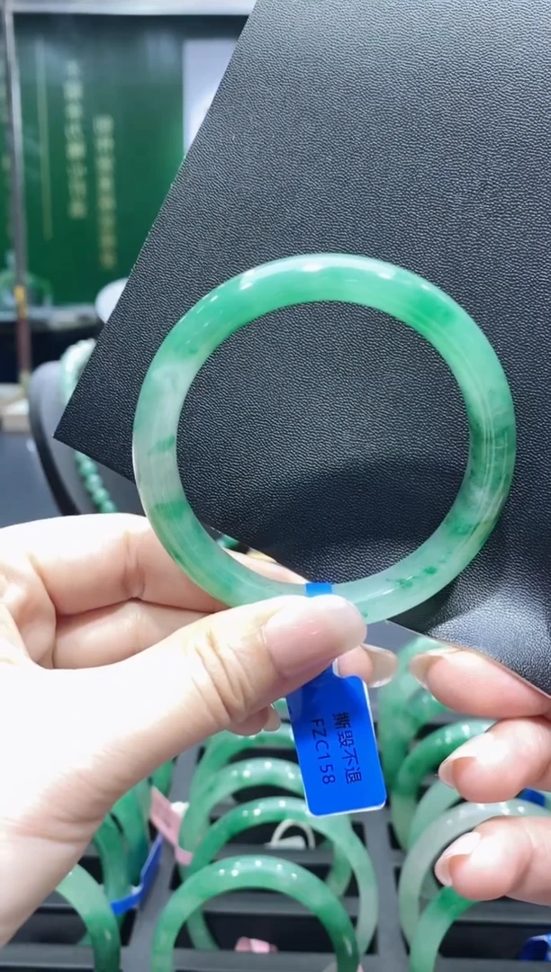 未镶嵌手镯石英质玉1