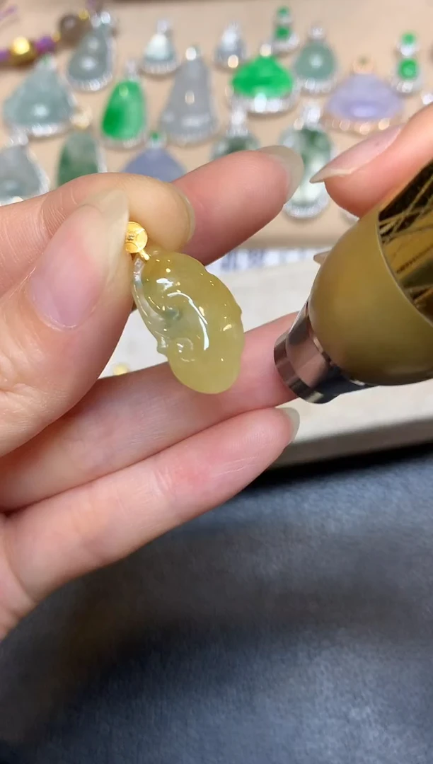 颈饰18K金镶嵌翡翠如意【无服务费