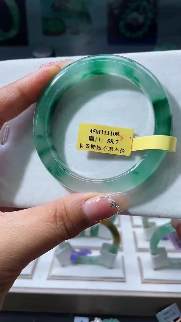 未镶嵌手镯石英质玉（非洲翠）手镯